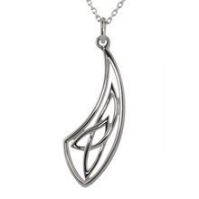 Lade das Bild in den Galerie-Viewer, Keltische Kette aus Silber 925 mit einem gschwungenen Trinity Knot. Irischer Schmuck aus Tradition.