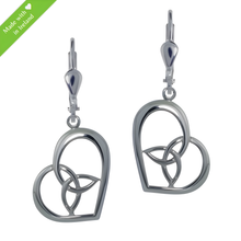 Lade das Bild in den Galerie-Viewer, Keltische Ohrringe aus Silber 925 in Herzform mit einem Trinity Knot im Inneren auf weißem Grund. Original Irischer Schmuck. Hergestellt und geprüft in Irland.