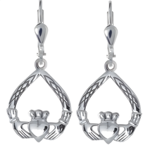 Lade das Bild in den Galerie-Viewer, Claddagh Ohrringe aus Silber oder Gold. Umwerfende keltische Claddagh Ohrringe.