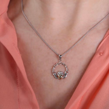 Lade das Bild in den Galerie-Viewer, Claddagh Anhänger Herz Silber mit Herz aus massivem 10 Karat Gold