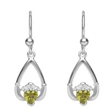 Lade das Bild in den Galerie-Viewer, Claddagh Ohrringe Geburtsstein August Peridot