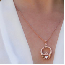 Lade das Bild in den Galerie-Viewer, Damhsa Kollektion Woodquay Anhänger mit tanzenden Zirkonia Silber