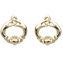 Lade das Bild in den Galerie-Viewer, Claddagh Ohrringe in 10 oder 14 Karat Gelbgold vor einem weißen Hintergrund.