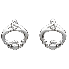 Lade das Bild in den Galerie-Viewer, Claddagh Ohrringe aus Silber auf weißem Hintergrund.