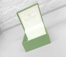 Lade das Bild in den Galerie-Viewer, Keltischer Anhänger Trinity knot Geburtsstein Januar Silber 925 mit funkelnden Zirkonen