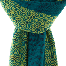 Lade das Bild in den Galerie-Viewer, Handgewebter Schal Emerald Smaragd Wolle