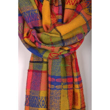 Lade das Bild in den Galerie-Viewer, Handgewebter Schal Plentiful Mohair