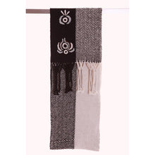 Lade das Bild in den Galerie-Viewer, Handgewebter Schal Silky Petals Seide