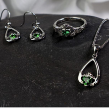 Lade das Bild in den Galerie-Viewer, Irische Claddagh Ohrringe Geburtsstein Mai grüner Zirkon oder Smaragd