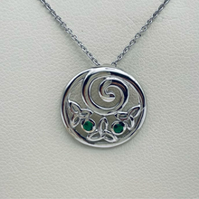 Lade das Bild in den Galerie-Viewer, Irische Kette Trinity Knot rund Silber mit grünem Zirkon