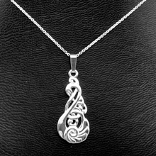 Lade das Bild in den Galerie-Viewer, Irische Kette mit Anhänger Children of LIR Kollektion klein