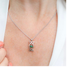 Lade das Bild in den Galerie-Viewer, Irische Kette mit Anhänger Trinity Knot mit grünem Zirkon Damhsa Kollektion