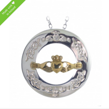 Lade das Bild in den Galerie-Viewer, Irischer Claddagh Anhänger mit vergoldetem Zentrum