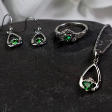 Lade das Bild in den Galerie-Viewer, Irischer Claddagh Ring aus Silber mit Geburtsstein / Monatsstein Mai Smaragd