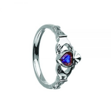Lade das Bild in den Galerie-Viewer, Irischer Claddagh Ring aus Silber mit Geburtsstein / Monatsstein September Saphir