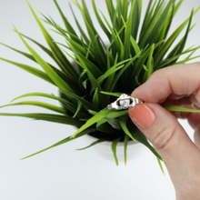 Lade das Bild in den Galerie-Viewer, Irischer Claddagh Ring aus Silber mit Monatsstein April