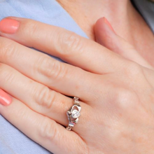 Lade das Bild in den Galerie-Viewer, Irischer Claddagh Ring aus Silber mit Monatsstein April