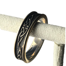 Lade das Bild in den Galerie-Viewer, Irischer Damenring Trinity Knot Silber 925 oxidiert