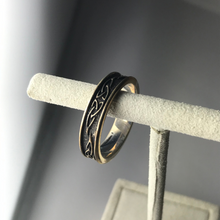 Lade das Bild in den Galerie-Viewer, Irischer Herrenring Trinity Knot Silber 925 oxidiert