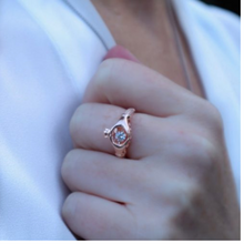 Lade das Bild in den Galerie-Viewer, Irischer Ring aus der Damhsa Kollektion Trinity knot Claddagh Ring Silber mit Rosegold vergoldet