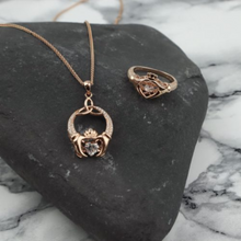 Lade das Bild in den Galerie-Viewer, Irischer Ring aus der Damhsa Kollektion Trinity knot Claddagh Ring Silber mit Rosegold vergoldet