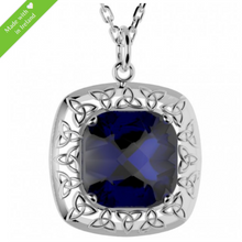 Lade das Bild in den Galerie-Viewer, Irischer Schmuck Keltischer Anhänger Doublet mit Quarzkristallen blauer Quarzkristall