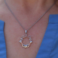 Lade das Bild in den Galerie-Viewer, Irischer Schmuck Kette mit Herz Claddagh Kleeblatt