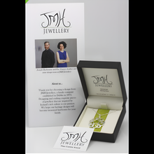 Lade das Bild in den Galerie-Viewer, Die Ohrringe werden in dieser wunderschönen Geschenkbox geliefert.