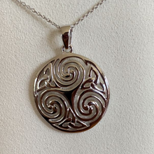 Lade das Bild in den Galerie-Viewer, Keltische Goldkette aus Silber oder 10 ct Gold 416 mit rundem Anhänger Trinity Knot und Spiralen