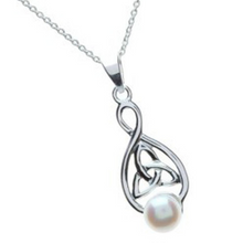 Lade das Bild in den Galerie-Viewer, Keltische Kette aus Silber 925 mit einem Trinity Knot Anhänger und weißem Zirkon