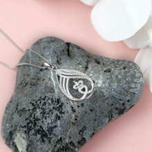 Lade das Bild in den Galerie-Viewer, Keltischer Anhänger Silber 925 Tränentropfen Claddagh mit Zirkon