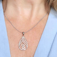 Lade das Bild in den Galerie-Viewer, Keltischer Anhänger Silber 925 Tränentropfen Claddagh mit Zirkon