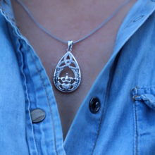 Lade das Bild in den Galerie-Viewer, Keltischer Anhänger Silber 925 Tränentropfen Claddagh mit Zirkon klein