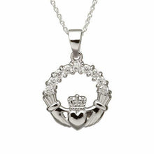 Lade das Bild in den Galerie-Viewer, Keltischer Claddagh Anhänger mit Zirkon aus Silber 925