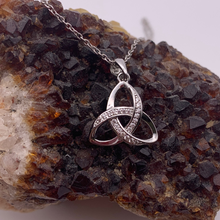 Lade das Bild in den Galerie-Viewer, Kette Silber 925 mit keltischem Anhänger Trinity Knot und Zirkonen