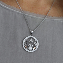 Lade das Bild in den Galerie-Viewer, Kette Silber 925 mit keltischem Claddagh und Trinity Anhänger Manschetten aus Rosegold und Zirkonia