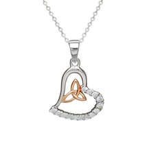 Lade das Bild in den Galerie-Viewer, Keltische Kette Silber in Herzform mit einem Trinity knot, vergoldet mit Roseegold auf weißem Grund. Der Anhänger ist zur Hälfte besetzt mit klaren Zirkonen. Original irischer Schmuck.