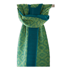 Lade das Bild in den Galerie-Viewer, Handgewebter Schal in grün. Gesprenkeltes Muster an den Aussenseiten.In der Mitte ein dunkelgrüner Streifen. Angenehm zu tragen aus Wolle.. Der perfekte Begleiter für den Winter.