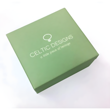 Lade das Bild in den Galerie-Viewer, Geschenkbox in grüner Farbe mit der Aufschrift Celtic Designs