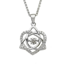 Lade das Bild in den Galerie-Viewer, Trinity & Claddagh Zirkonia Anhänger aus Silber Damhsa Kollektion