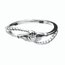 Lade das Bild in den Galerie-Viewer, Twist Claddagh Ring Damen aus Silber 925 oder Gold