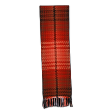 Lade das Bild in den Galerie-Viewer, Premium Schal aus Wolle, handgewebt aus hochwertigen italienischen Garnen in verschiedenen roten Farbtönen.