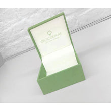 Lade das Bild in den Galerie-Viewer, Offene grüne Geschenkbox für  Claddagh Ring aus der Nua Kollektion in Weißgold
