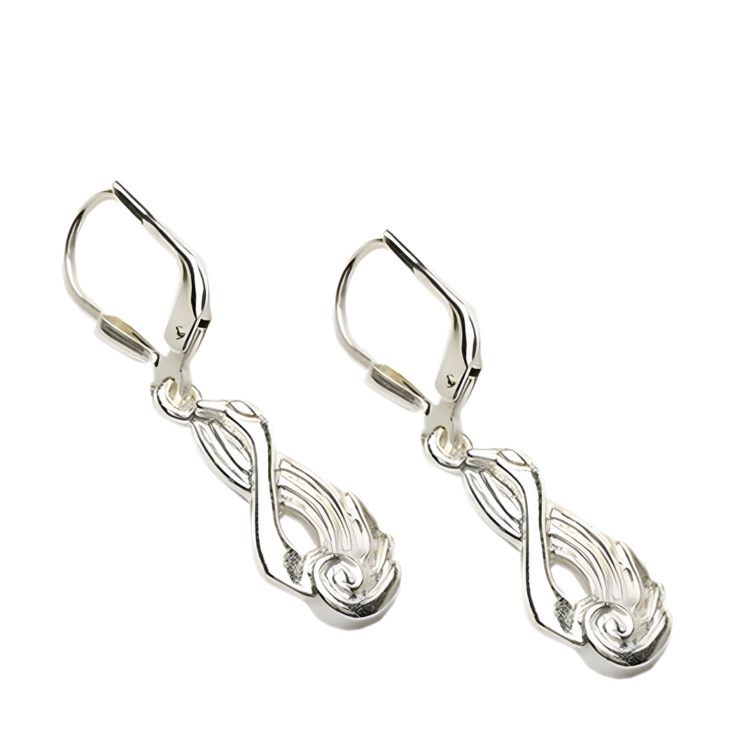 Keltische Ohrringe aus Silber vor weißem Hintergrund. Die beiden Ohrringe stellen eine Verkörperung der Children of Air da, die durch einen Fluch in Schwäne verwandelt wurden. 