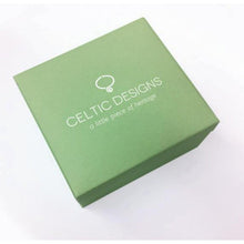 Lade das Bild in den Galerie-Viewer, Geschenkbox für Eleganten keltischen Claddagh Ring Damen aus 10 Karat Rosegold 
