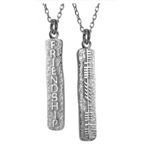 Irische Kette mit Ogham Inschrift Freundschaft