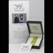 Lade das Bild in den Galerie-Viewer, Geschenkbox für die Keltische Kette aus Silber mit einer vergoldeten Spirale . Original Irischer Schmuck. Hinter der Geschenkbox steht eine Karte mit einem Bild der beiden kreativen Köpfe von JMH Jewelery. 
