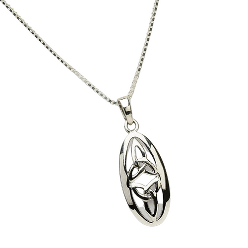 Ovaler Anhänger mit doppeltem Trinity knot