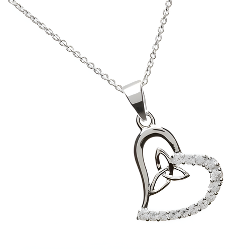 Keltische Kette Silber in Herzform mit einem Trinity knot im Innern  auf weißem Grund. Der Anhänger ist zur Hälfte besetzt mit klaren Zirkonen. Original irischer Schmuck.