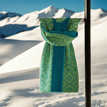 Lade das Bild in den Galerie-Viewer, Handgewebter Schal in grün. Gesprenkeltes Muster an den Aussenseiten.In der Mitte ein dunkelgrüner Streifen. Angenehm zu tragen aus Wolle.. Der perfekte Begleiter für den Winter.  Im Hintergrund schneebedeckte Berge.
